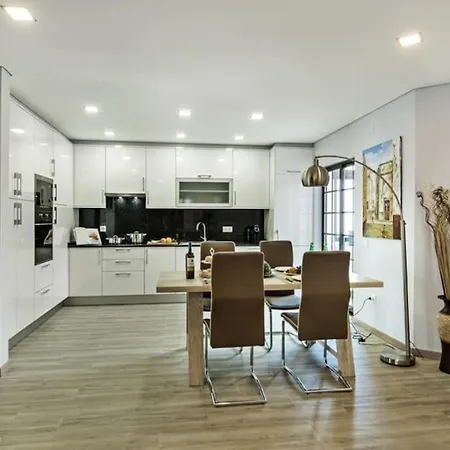 Girassol - Bright, Modern, Well Located דירה *