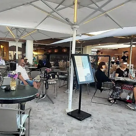 Girassol - Bright, Modern, Well Located דירה